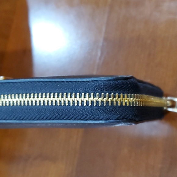 DKNY Large Zip Around Wallet - Picture 3 of 8